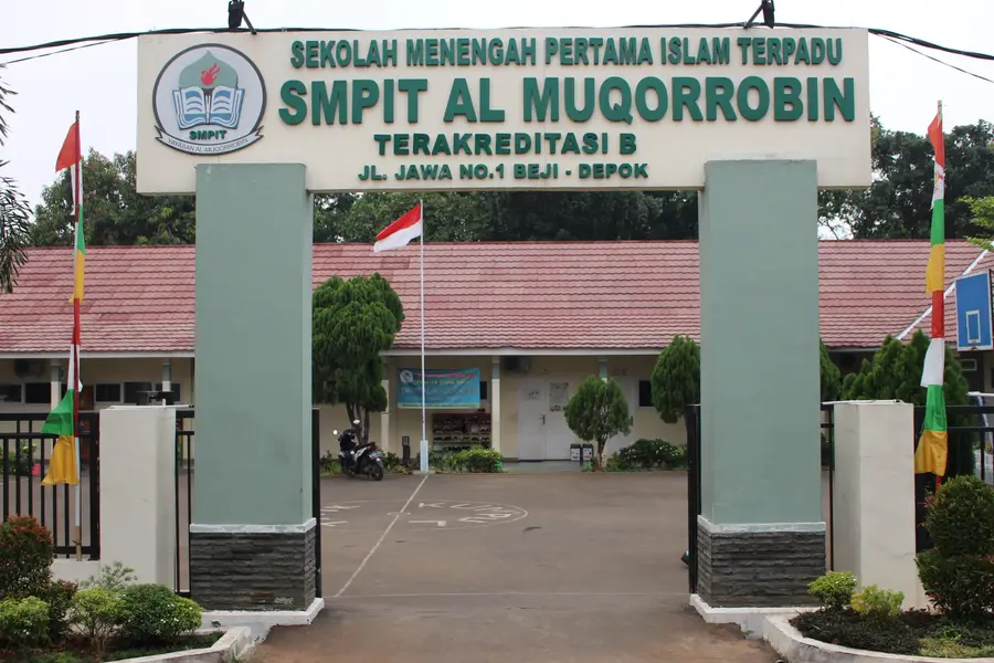 SMP IT AL-MUQORROBIN